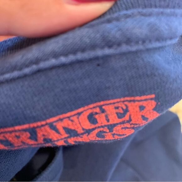 Stranger Things Netflix Long Sleeve TShirt - Adult Size L “Friends Don't Lie" - Picture 8 of 8